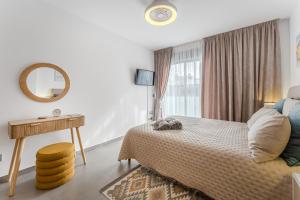 Tranquil Sunny Suite with Private Rooftop