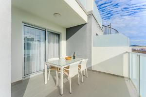 Tranquil Sunny Suite with Private Rooftop