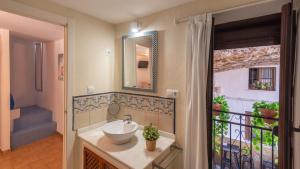 Bajo la Roca Setenil de las Bodegas by Ruralidays