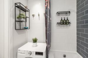 Two bedroom apartment close to Kadriorg park and center