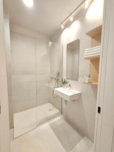 Private Seaside Room-Walk to Downtown