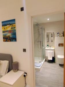 Fantastic location Ensuite luxury Shoreditch Hoxton spitalfields Liverpool st London Bridge city 2 Room only luxury Doubles for 5 guests