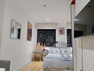 Fantastic location Ensuite luxury Shoreditch Hoxton spitalfields Liverpool st London Bridge city 2 Room only luxury Doubles for 5 guests