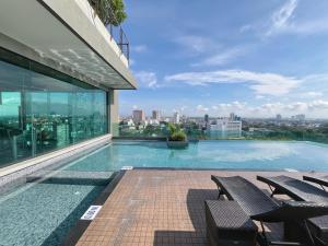 1 Bed 1 Bath - Serviced Apartment Near City Center With Rooftop Pool and Gym