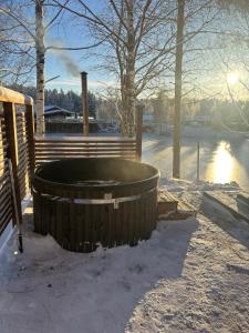 Luksushuvila louhosjärven rannalla