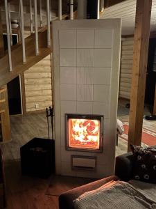 Luksushuvila louhosjärven rannalla