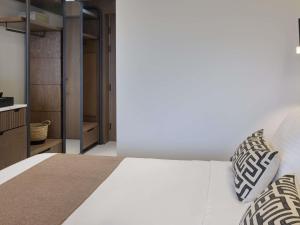RoccaMare Heraklion - Handwritten Collection