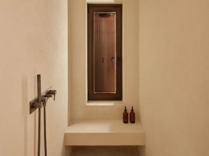 Luura - Cliff, Paros, Morgans Originals