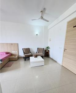 Peaceful Stay near Premanand maharaj Ji