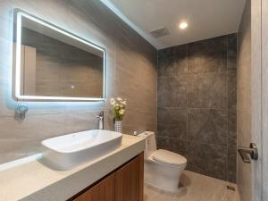 Lakeside 5-BR New Pool Villa in Gated Community