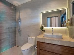 Lakeside 5-BR New Pool Villa in Gated Community