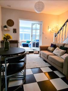 The Big Belfast House Modern 6 Bedroom Townhouse in the Gaeltacht Quarter