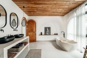 5 min to Beach, Rooftop Sauna, Spa, Pools - Bingin