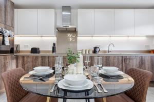 Work Crew 2BR with 2 Parking Spaces