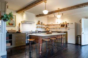 Stunning 8-Bedroom Home in Painswick