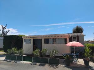 MOBIL HOME GLAMPING CONFORT DUN HOTEL SANS LES CONTRAINTES PISCINE PROMOTION SEPTEMBRE 3 CHAMBRES - 2 SdB -climatisé - 300m de la mer - piscine - parking -
