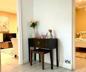 2 Bedroom Apartment Queensway Central London by Wild