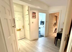 2 Bedroom Apartment Queensway Central London by Wild