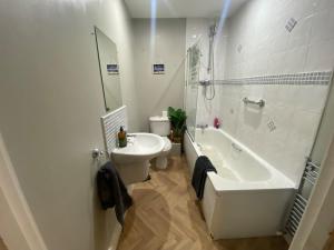 City Apartment - Sleeps 4 & Free Parking