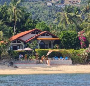 BANGPOR PARADAISE-PRIVATE FRONTBEACH VILLA , 3 bedroom on the bang por beach Maenam ,ko Samui