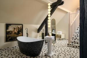 Domeniile Martinutzi - Hotel Cardinal si Conac Rhedey