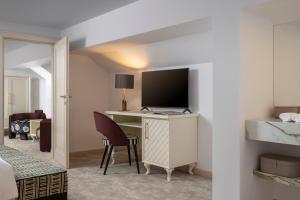 Domeniile Martinutzi - Hotel Cardinal si Conac Rhedey