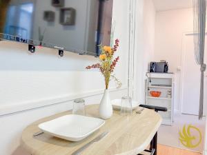 F2 Rénové pour Voyage dAffaires ou Duo Romantique