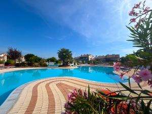 Platino Apartment - Jacuzzi privata con tre Piscine residenziali ed un bar a 200m dal Lago