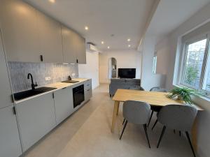 NEW - Old Town Modern Apartment Close to Beach