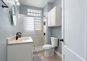 Spacious Homey Stay with Games, Gym, Near Downtown