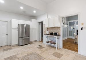 Spacious Homey Stay with Games, Gym, Near Downtown