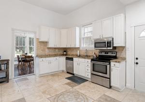 Spacious Homey Stay with Games, Gym, Near Downtown