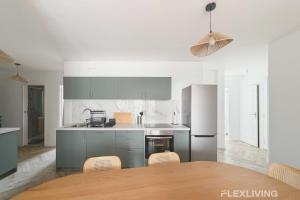 Modern room in spacious T7 in Paris 20