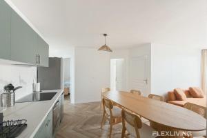 Modern room in spacious T7 in Paris 20