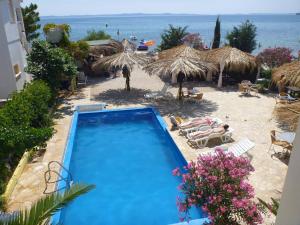 Adria-Appartements Urlaub in Kroatien direkt am Badestrand mit Pool und Balkon mit wundervollem Meerblick im klimatisierten Appartement in Kroatien, Dalmatien auf der Insel Vir