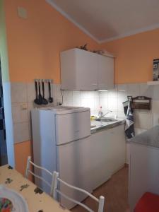 Adria-Appartements Urlaub in Kroatien direkt am Badestrand mit Pool und Balkon mit wundervollem Meerblick im klimatisierten Appartement in Kroatien, Dalmatien auf der Insel Vir