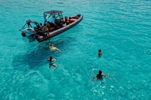Adria-Appartements Urlaub in Kroatien direkt am Badestrand mit Pool und Balkon mit wundervollem Meerblick im klimatisierten Appartement in Kroatien, Dalmatien auf der Insel Vir