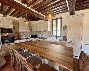 Charming house in the village center of Venasque