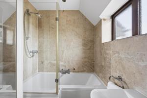 Meadow House with Driveway Parking, Spacious Garden, Fast Wifi and Smart TVs by Yoko Property