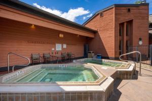 Hot tubs and pool -Looping shuttle- Cozy fireplace