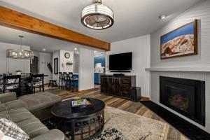 Hot tubs and pool -Looping shuttle- Cozy fireplace