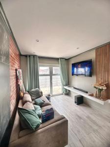 29 on Windsor-2 Bedroom House