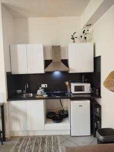 Charmant appart avec balcon donnant sur place de la mairie