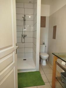 Charmant appart avec balcon donnant sur place de la mairie