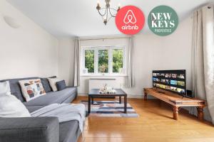 The Singing Canary | Tourist | Vacation