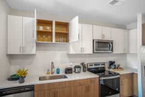 Monaco Suite Nashville w Pool Gym Free Parking