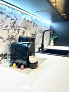 Luxury Modern Apartment with Balcony - Near City Center