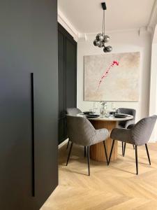 Luxury Modern Apartment with Balcony - Near City Center