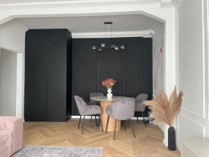 Luxury Modern Apartment with Balcony - Near City Center