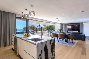 Modern Camps Bay Villa w Pool & Ocean View 5-star